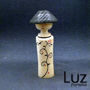 Kokeshi Fem/Sombrero Madera 5X21X4 Cedro